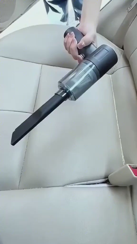 Aspirando migas de los asientos del carro