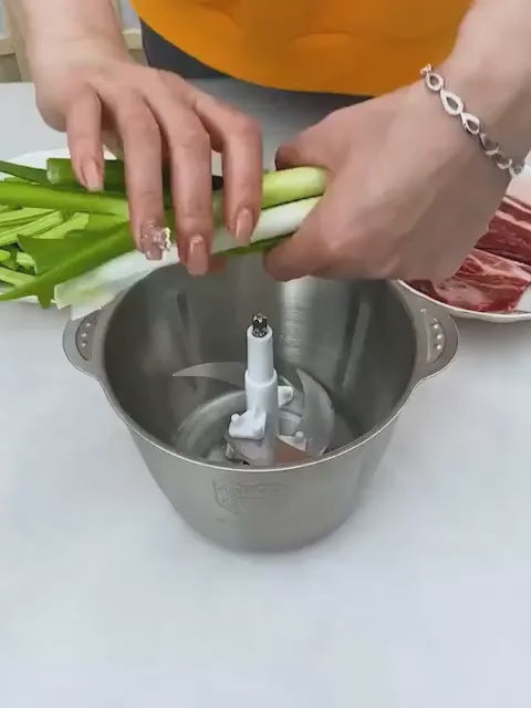 Molino picando cebollín y cilantro – video real